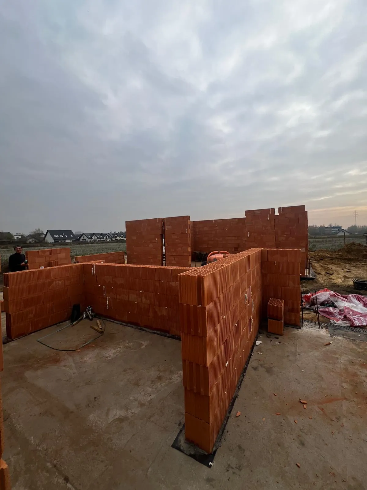 Ściany z pustaków ceramicznych szlifowanych - widok na budowę domu w Zabrzu