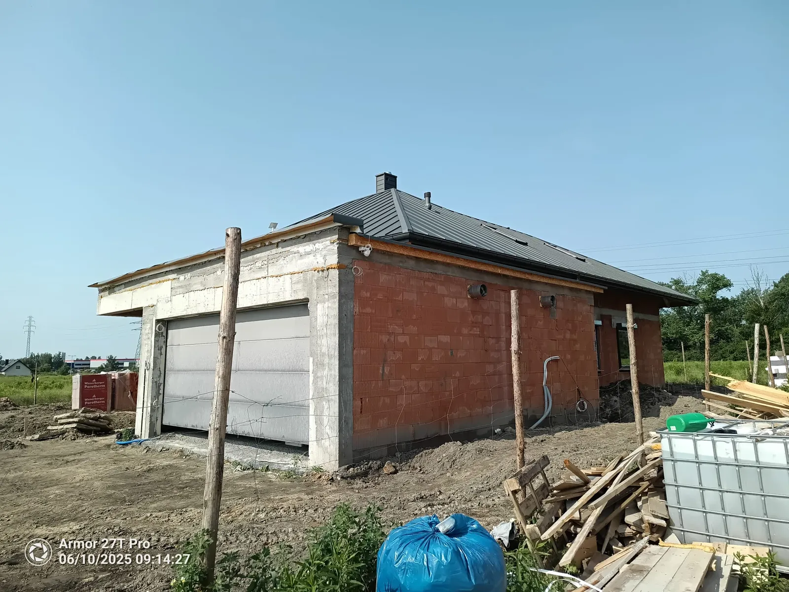 Garaż z bramą segmentową i dachem z blachy - dom w Zabrzu